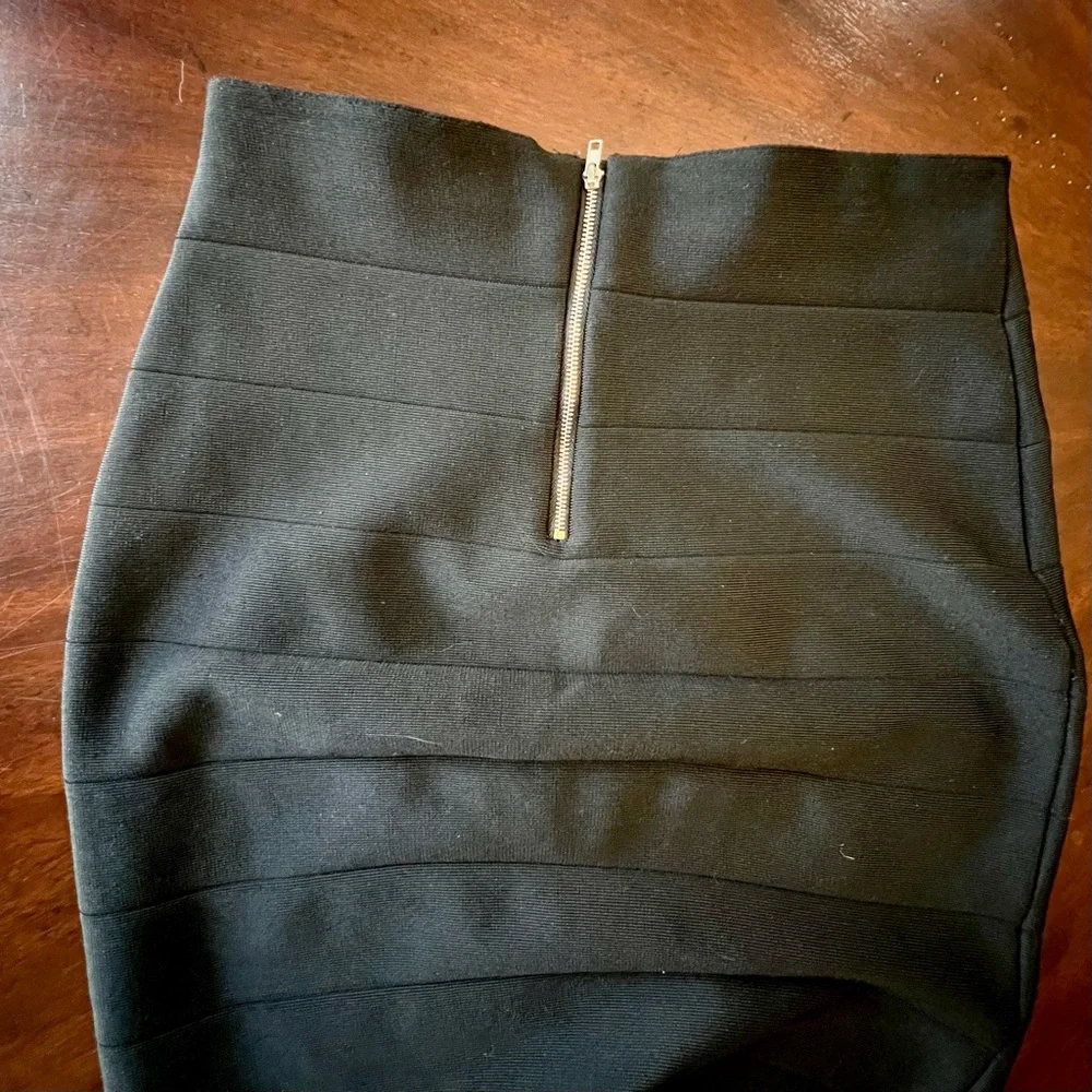 Stretchy skirt. Down to your knee - Picture 2 of 3
